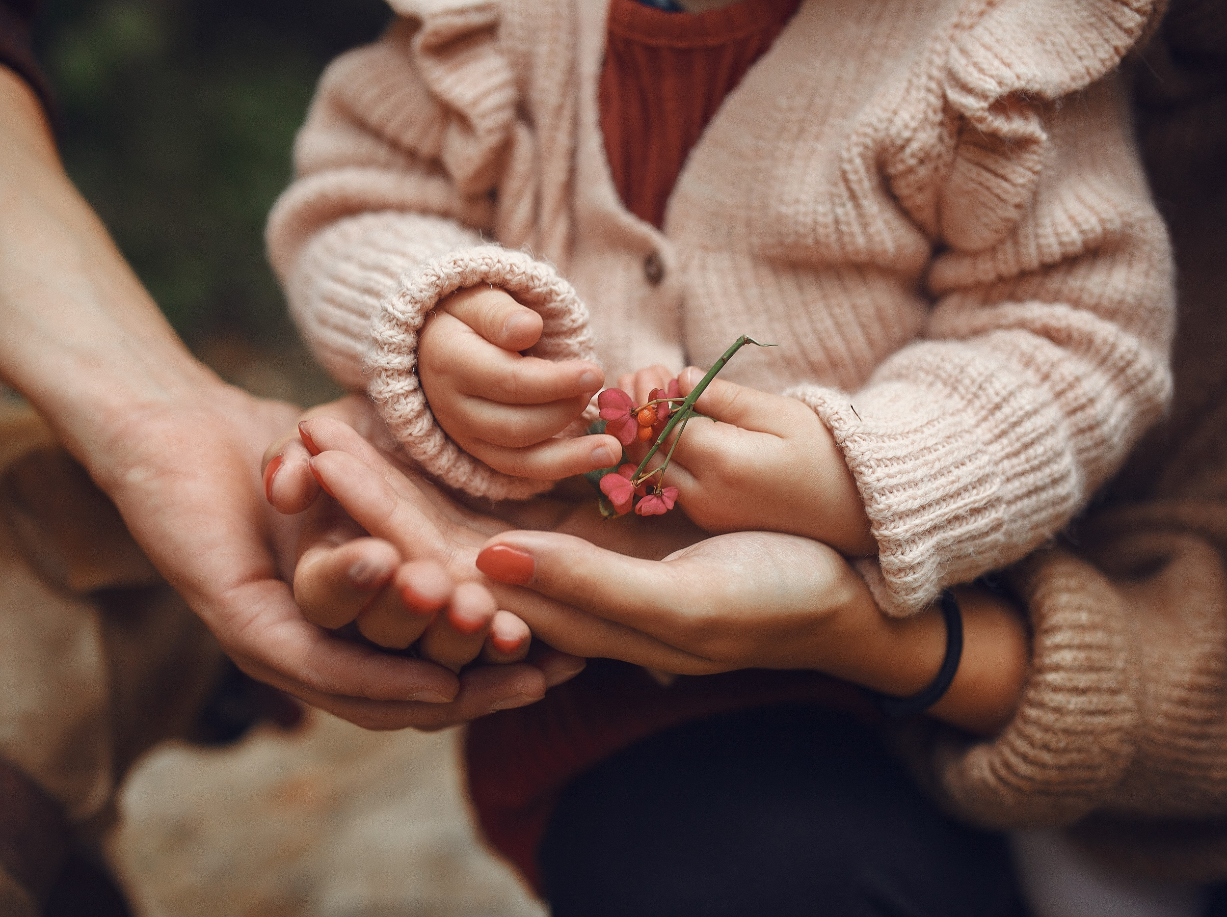 3 cute-stylish-family-playing-autumn-field.jpg