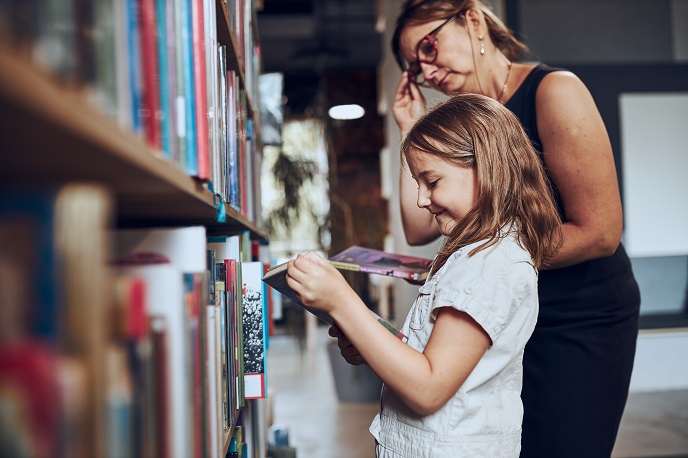 Книжка за руку ведёт