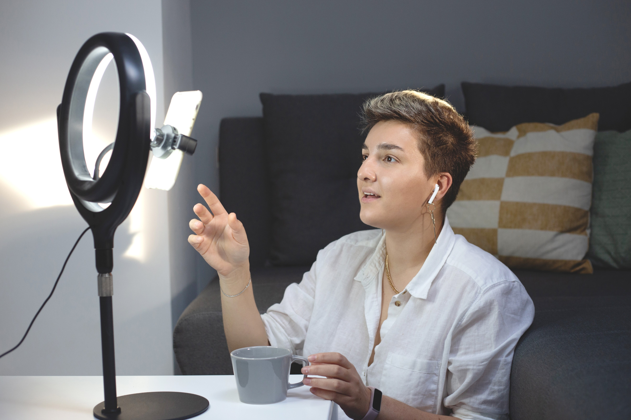 3 woman-blogger-is-broadcasting-from-smartphone-from-her-home-studio-lighting-blogger-millennial-l.jpg